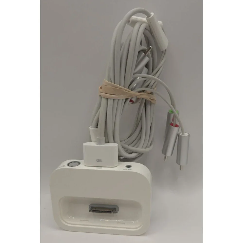 Apple  iPod A1153 White Auxiliary Output 30-Pin Universal Charging Dock Kit